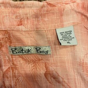 XL salmon colored Hawaiian T-shirt with Tiki hut and Palm tree print & hibiscus